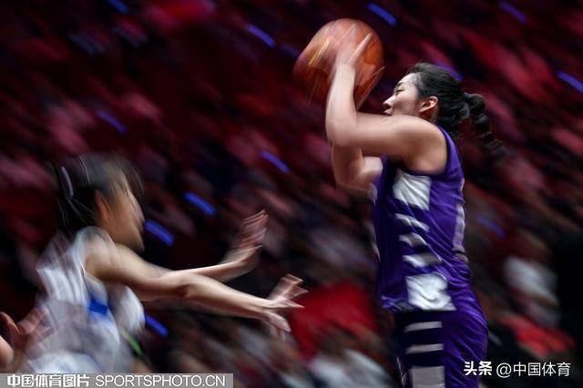 体育比赛中，女子球员展现高超技艺(女子体育吸引力不足?超8成体育迷对女性赛事感兴趣)