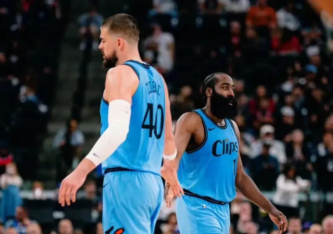 快船队大胜独行侠,取得四连胜 快船队大胜独行侠,取得四连胜