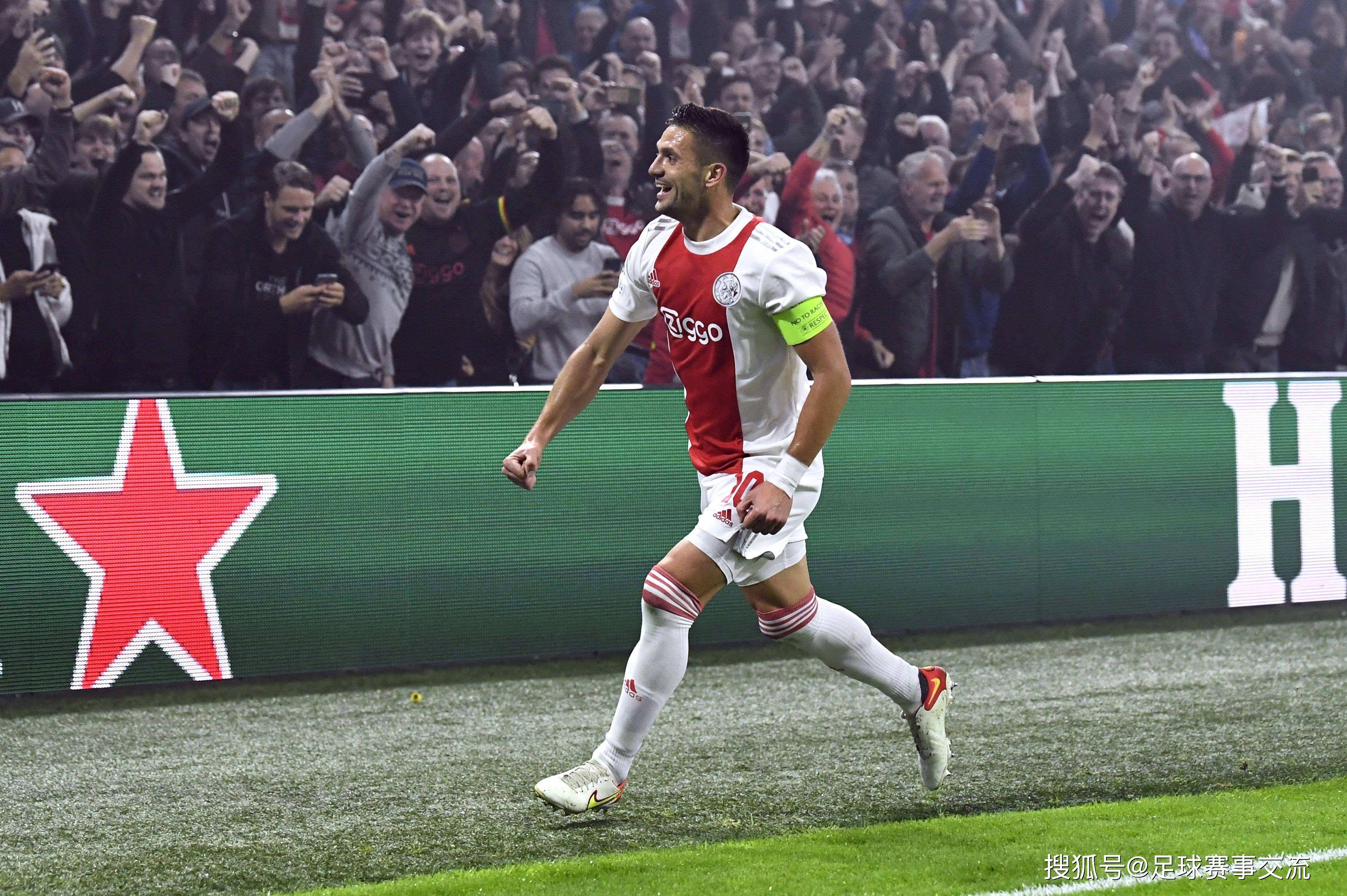 阿贾克斯队在欧冠比赛中展现出色表现 阿贾克斯队在欧冠比赛中展现出色表现