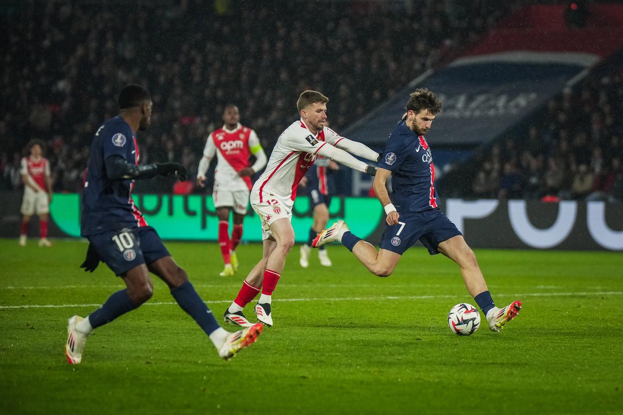 法国足球甲级联赛踢出激烈火花 法国足球甲级联赛踢出激烈火花