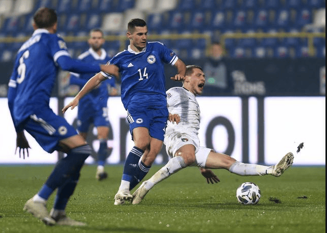 运动员技艺较量！足球比赛精彩回顾！