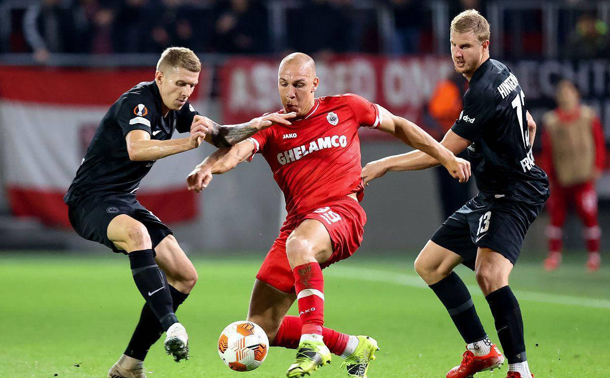 aoa体育体育地址-法兰克福大比分击败对手，取得胜利