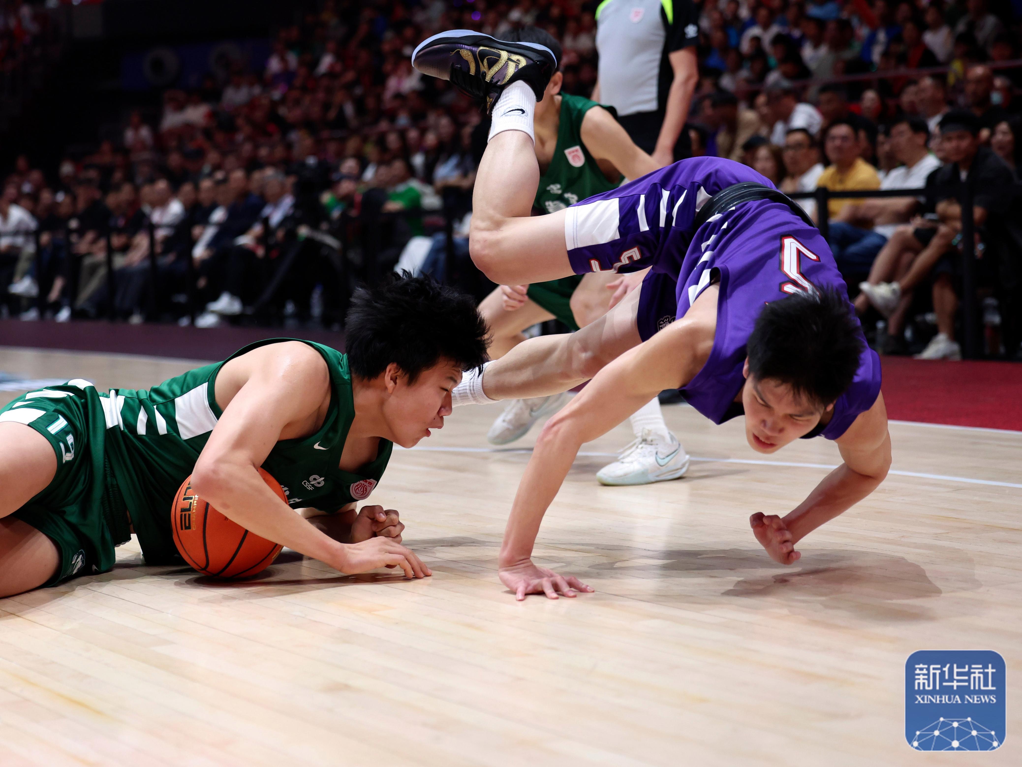 球场上的较量火花四溅，精彩纷呈的简单介绍