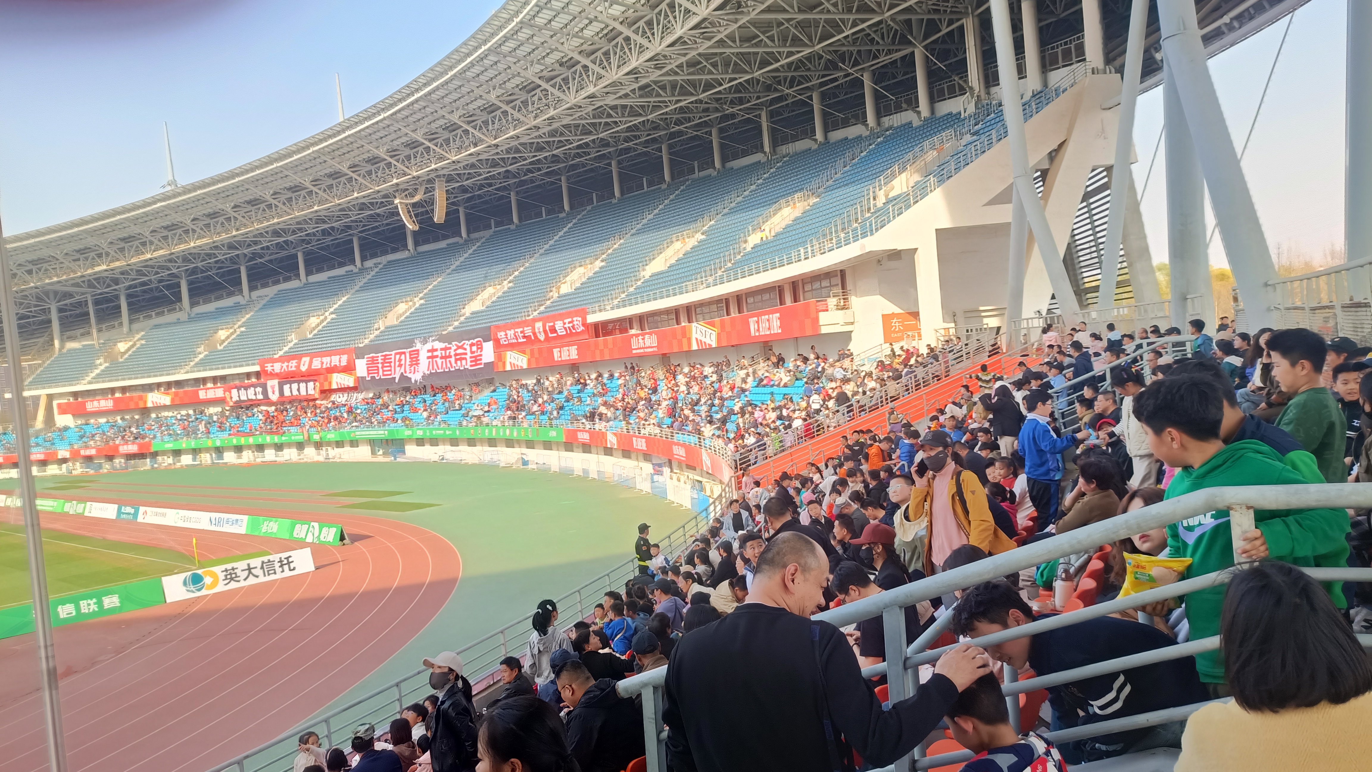 激烈对抗下的胜负对决，球队之间的斗志昂扬！