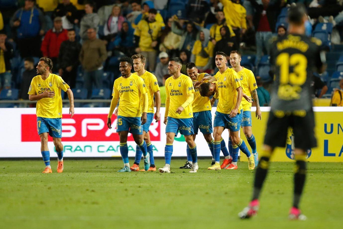 阿拉维斯客场大胜对手保持领跑