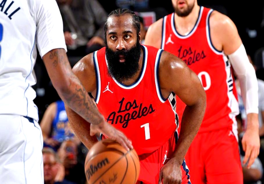 关于火箭客场击败独行侠，哈登三节分光芒万丈的信息