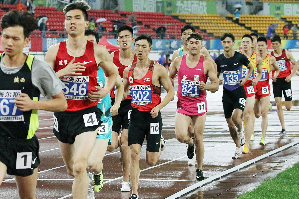 短跑选手速度惊人，赛场上展现实力的简单介绍