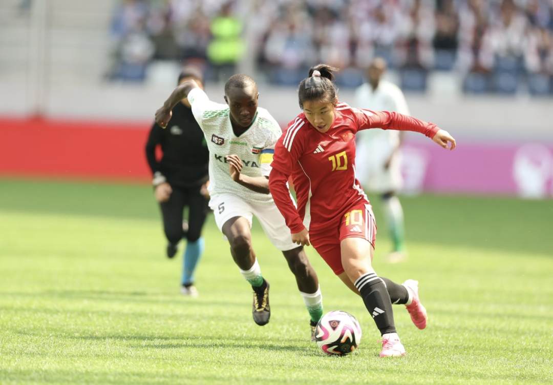 aoa体育体育亚洲官网-国际足球赛事中，女球员们竭尽全力迎战挑战