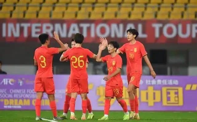 国际足球赛事中，女球员们竭尽全力迎战挑战