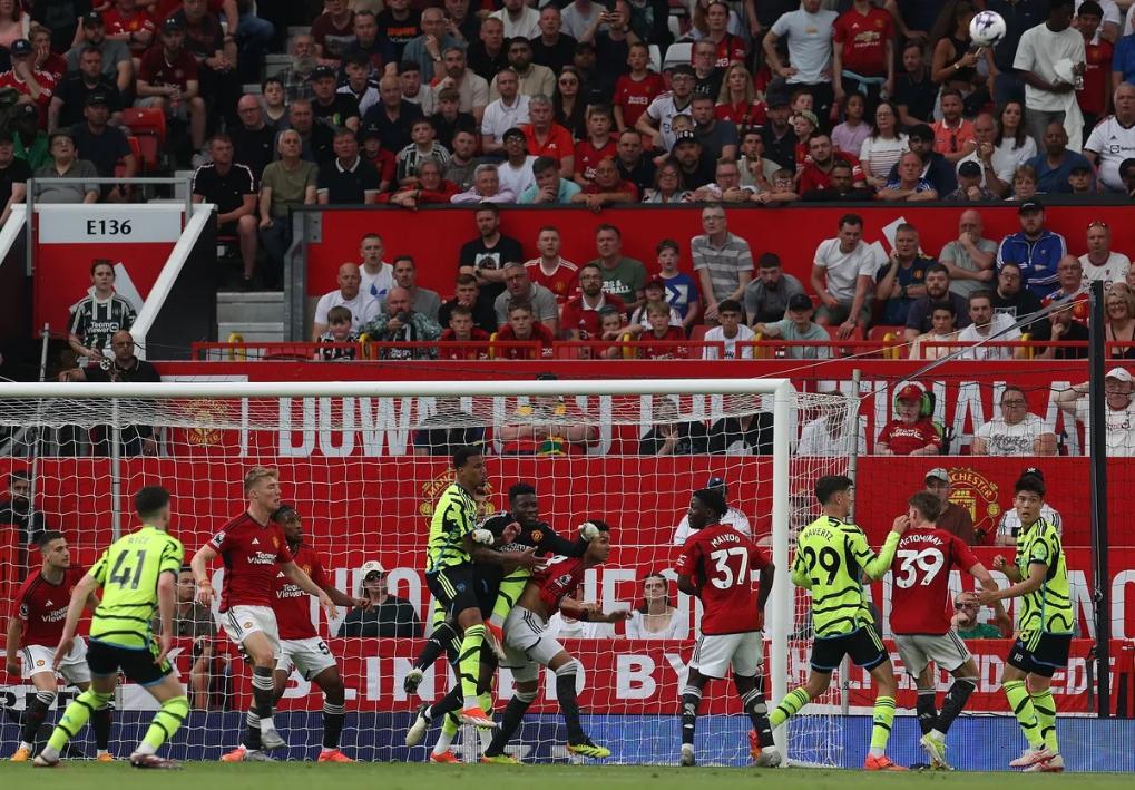 aoa体育体育中国官网-曼联客场遭遇惨败英超积分领先被威胁