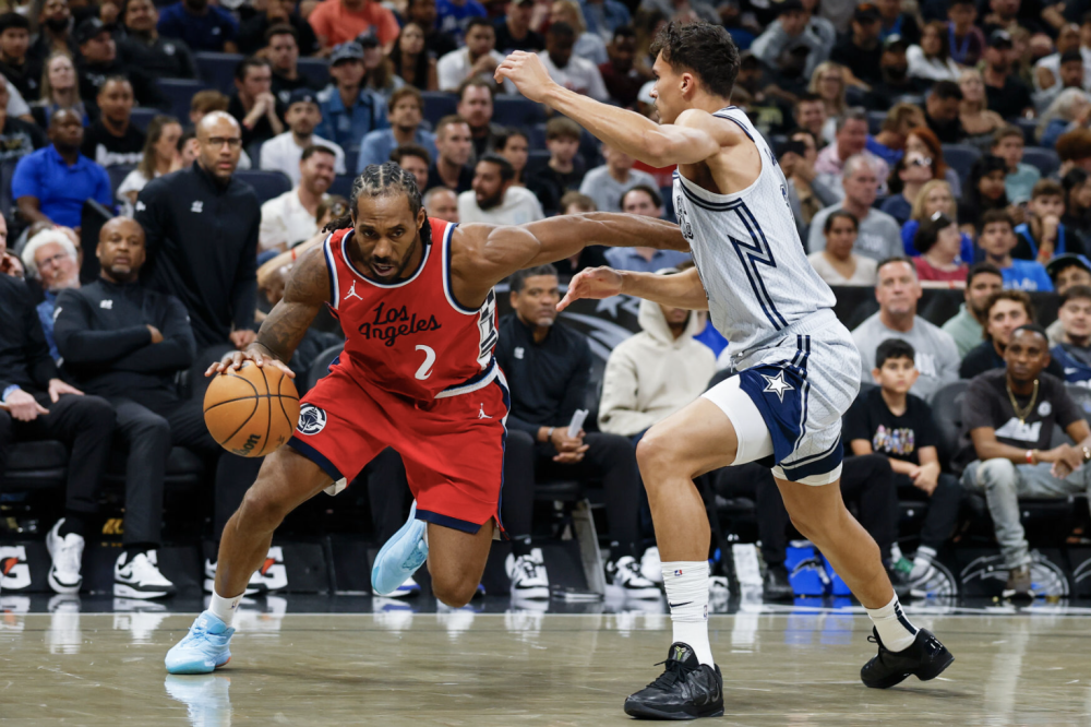 aoa体育体育app-詹姆斯抢断制胜，湖人险胜快船