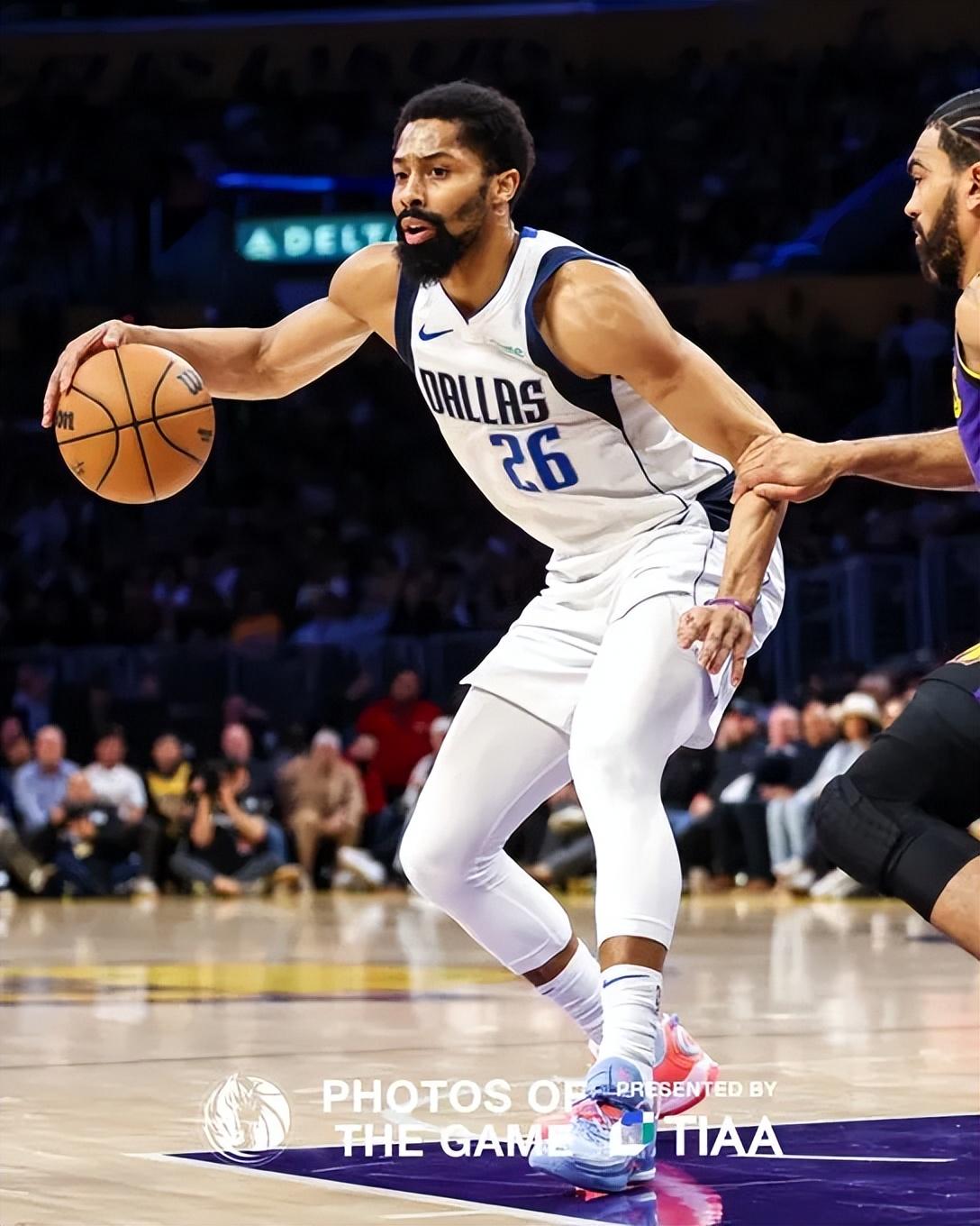 独行侠主场战胜黄蜂，取得常规赛首胜