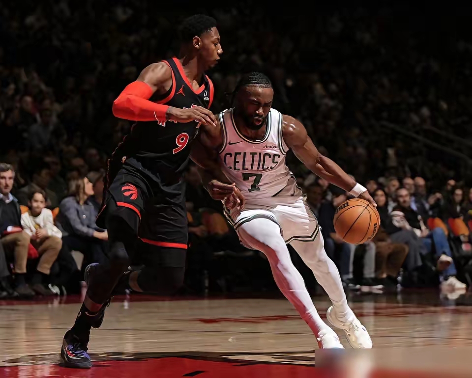 猛龙大胜凯尔特人,稳坐东部第一 猛龙大胜凯尔特人,稳坐东部第一